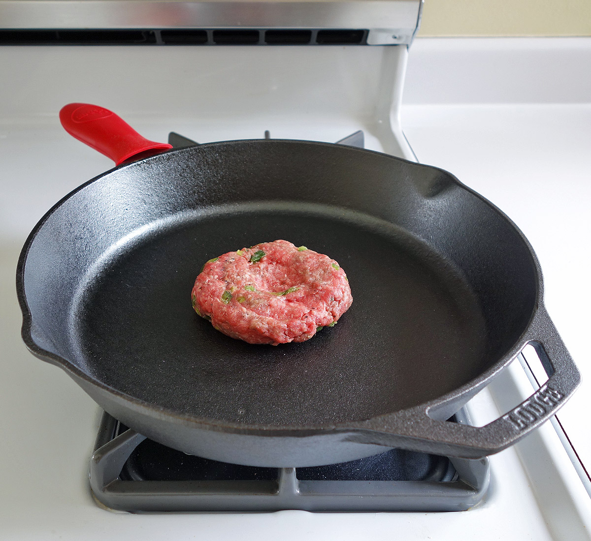 burger in a cast iron pan | burgerartist.com